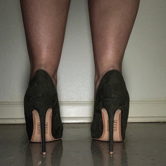 AKIRA Green Pointed Toe High Heels - Picture 5 of 7